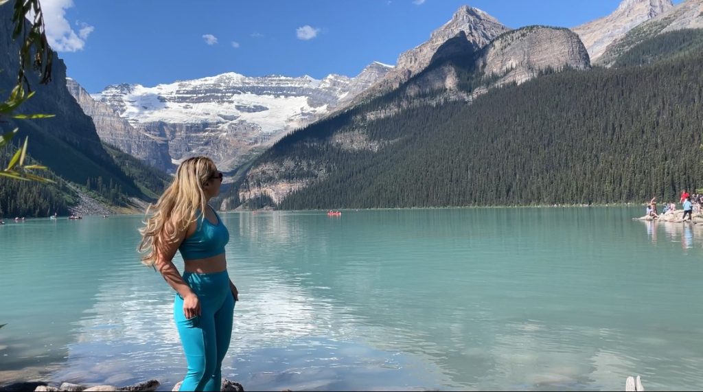 An inspriring solo woman look at the view of Lake Louise, Banff